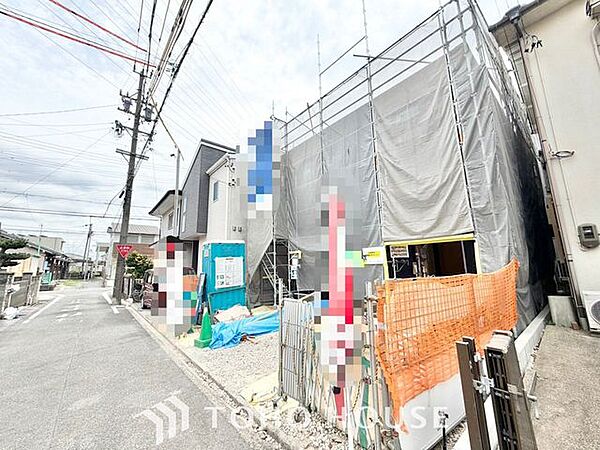 【街に溶け込む、新しい邸宅の誕生を最前列で】美しい外観デザインが姿を現し始める、建築中ならではの期待感。足場が外れた瞬間の感動は格別です。工事中でも内覧予約受付中。