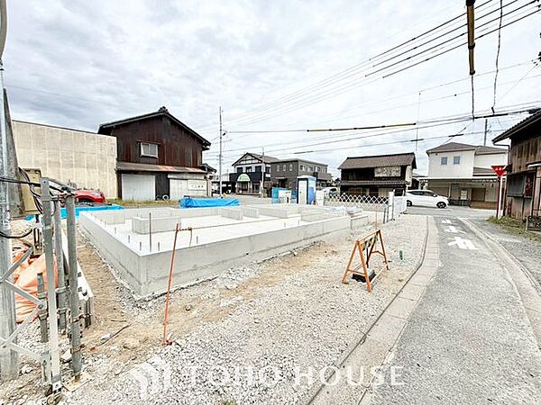 【街に溶け込む、新しい邸宅の誕生を最前列で】美しい外観デザインが姿を現し始める、建築中ならではの期待感。足場が外れた瞬間の感動は格別です。工事中でも内覧予約受付中。