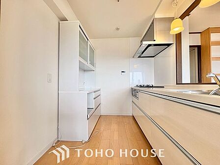 【美味しいゴハン】大型の冷蔵庫やレンジボードもしっかり置ける広々としたキッチンスペースが大事。ゆとりある空間で作業ができるとお料理の腕も日に日に上がりそうな気がしてきます。