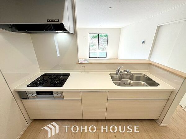 【見守りながらの】『料理中も子供の成長を見逃さない』。使いやすくスタイリッシュなカウンターキッチンには、その開放感もさることながら『お子様を見守りながら』の安心感があります。