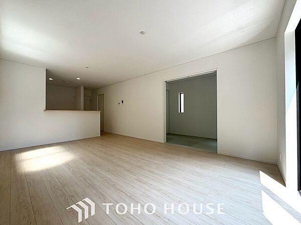 【快適な住空間】家族の暮らしに思いを馳せて、日常のワンシーンを表現したリビングダイニング。「ホワイトナチュラル」のテイストが、自然体で過ごせる心地良さを生み出しています。