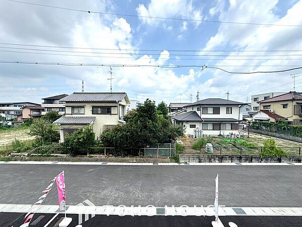 【四季を感じながら】手を伸ばせば触れることが出来そうな風景が、そのままインテリアになったような印象です。その豊かな眺望にふさわしい空間は、通風・採光も優れ、心地よい光と風が溢れます。