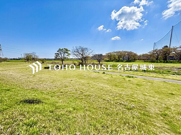 内津川緑地 徒歩20分。 1550m