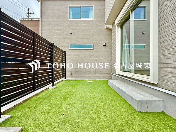【マイホームは庭付き】住みながらお庭を持つ。そんな贅沢が実現する戸建。日当たりも良く、家庭菜園や植栽を育てるのに適したお庭はこれからの生活に緑という癒しを与えてくれます。