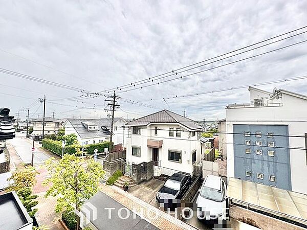 【四季を感じながら】手を伸ばせば触れることが出来そうな風景が、そのままインテリアになったような印象です。その豊かな眺望にふさわしい空間は、通風・採光も優れ、心地よい光と風が溢れます。