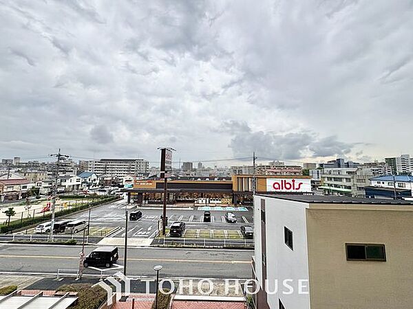 【四季を感じながら】手を伸ばせば触れることが出来そうな風景が、そのままインテリアになったような印象です。その豊かな眺望にふさわしい空間は、通風・採光も優れ、心地よい光と風が溢れます。