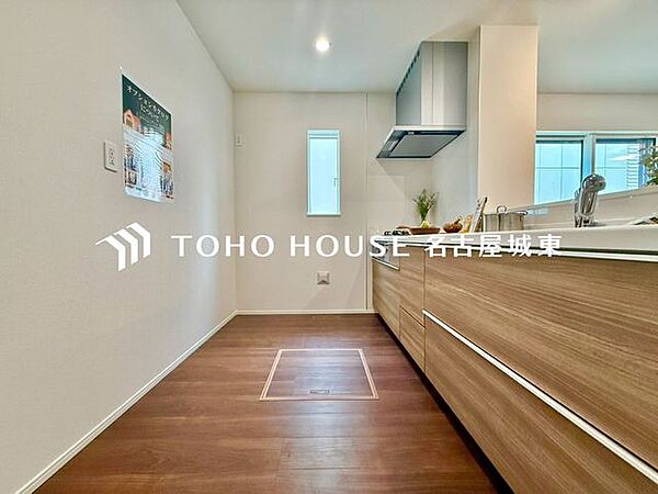 【夫婦でなかよく】作業スペースを多くとった対面キッチン。ふたり並んでキッチンに立っても調理がしやすくゆとりある広さ。食器類もすっきりと片付く収納力が期待できます。家事をしながら会話も弾みます。