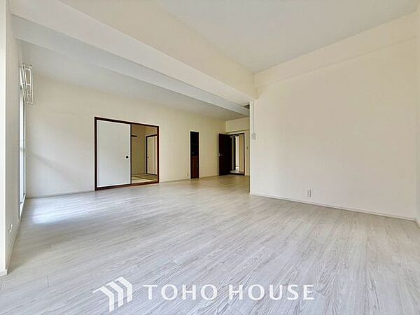 【快適な住空間】家族の暮らしに思いを馳せて、日常のワンシーンを表現したリビングダイニング。「ホワイトナチュラル」のテイストが、自然体で過ごせる心地良さを生み出しています。