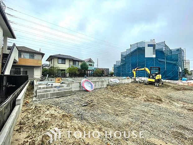 方角や時間帯の違いで日当たりがどう変化するか、周辺の道路や学校、お店や道路 の音など、家の中で静かに過ごせるかチェックできるのも、完成済みならでは。