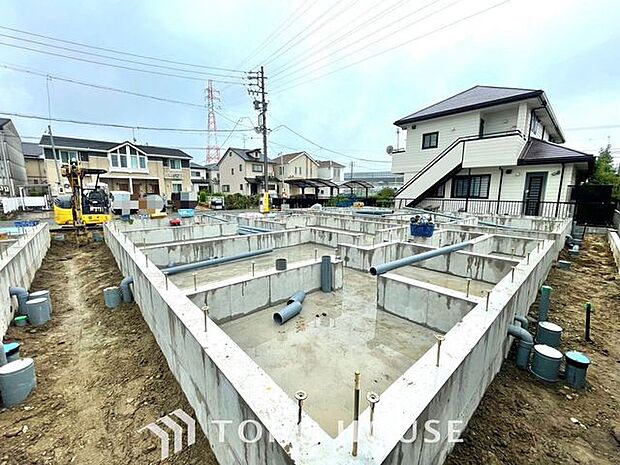 方角や時間帯の違いで日当たりがどう変化するか、周辺の道路や学校、お店や道路 の音など、家の中で静かに過ごせるかチェックできるのも、完成済みならでは。