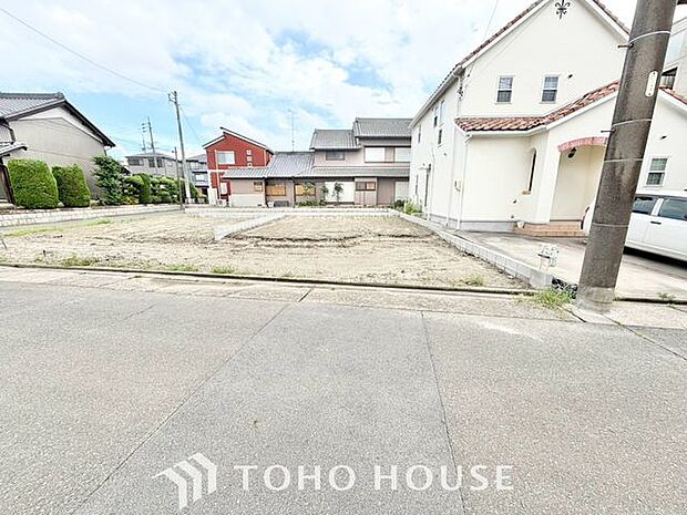【街に溶け込む、新しい邸宅の誕生を最前列で】美しい外観デザインが姿を現し始める、建築中ならではの期待感。足場が外れた瞬間の感動は格別です。工事中でも内覧予約受付中。
