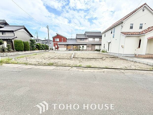 【街に溶け込む、新しい邸宅の誕生を最前列で】美しい外観デザインが姿を現し始める、建築中ならではの期待感。足場が外れた瞬間の感動は格別です。工事中でも内覧予約受付中。