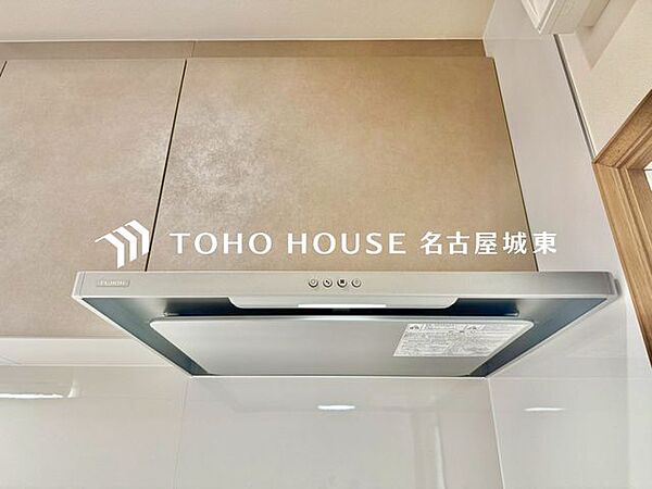 【レンジフード】見た目すっきりのスリムタイプのレンジフードが最近の流行りです。そのスタイリッシュな見た目からインテリアの一部としてもデザイン性が重視されています。掃除のし易さも◎。