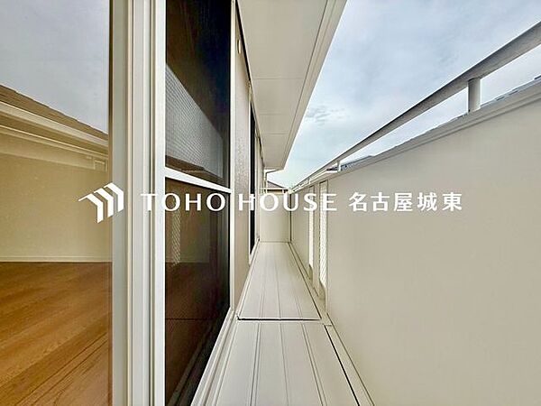 【やわらかい街の風】頬をなでる優しい風を感じることが出来るバルコニー。つい深呼吸をしたくなる気持ちの良い眺望はこのお部屋の自慢です。洗濯物を干すスペースとしても十分な広さがあります。