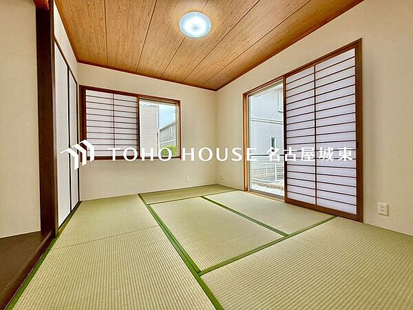 【古き良き日本文化】和室があることで落ち着きと癒しの空間が生まれます。来客時の客室としても利用できますし、お子様のプレイルームやお昼寝に最適なお部屋です。