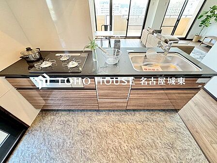 【かたづけ上手に】手元の収納から、足元の収納までが全てスライド式で、奥のスペースまで有効に活用できます。奥まで上から見渡せるので、たまにしか使わない調理器具もサッと取出せます。