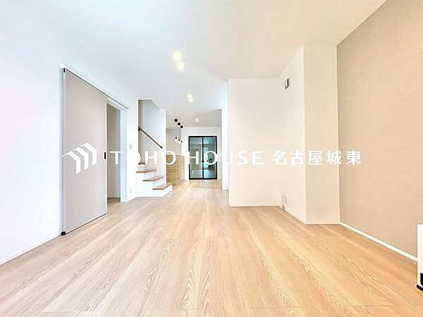 【楽しい我が家が一番】明るく開放的な空間が広がるリビングダイニング。室内には豊かな陽光が注ぎ込み、爽やかな住空間を演出。ホームパーティーでもゲストと一緒に料理を楽しみながら楽しい時間を過ごせそう。