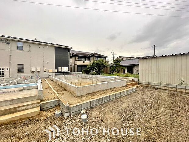 【街に溶け込む、新しい邸宅の誕生を最前列で】美しい外観デザインが姿を現し始める、建築中ならではの期待感。足場が外れた瞬間の感動は格別です。工事中でも内覧予約受付中。