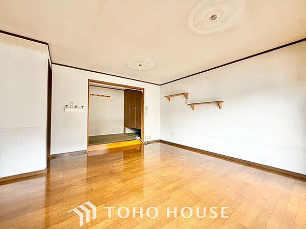 【家族のトクベツな空間】インティメイトなくつろぎを愉しむリビングルームはひそやかな憩いの場となります。リビングとダイニング、2つの空間機能を活かし、ライフスタイルに新しいゆとりをもたらします。