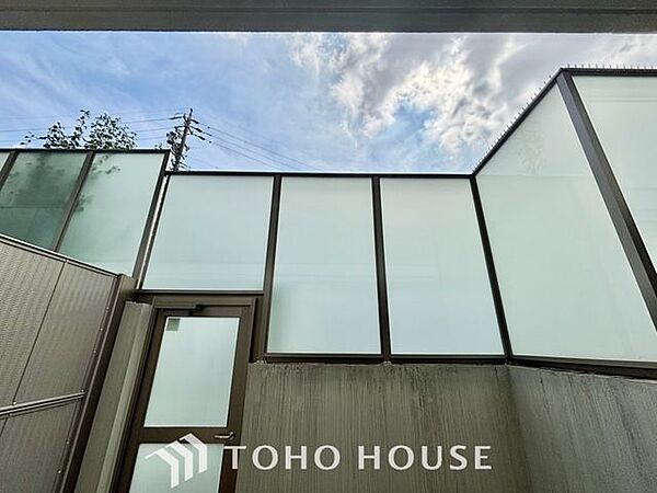 【四季を感じながら】手を伸ばせば触れることが出来そうな風景が、そのままインテリアになったような印象です。その豊かな眺望にふさわしい空間は、通風・採光も優れ、心地よい光と風が溢れます。