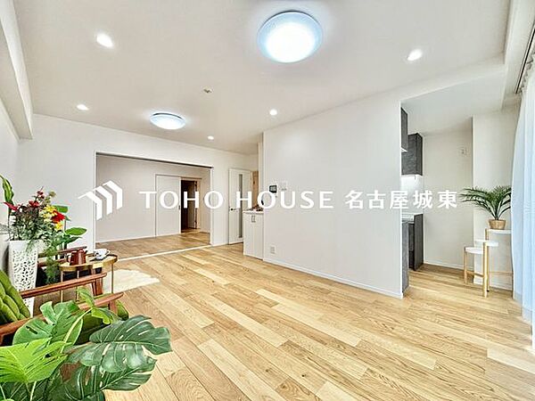 【家族のトクベツな空間】インティメイトなくつろぎを愉しむリビングルームはひそやかな憩いの場となります。リビングとダイニング、2つの空間機能を活かし、ライフスタイルに新しいゆとりをもたらします。