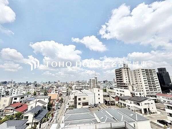 【四季を感じながら】手を伸ばせば触れることが出来そうな風景が、そのままインテリアになったような印象です。その豊かな眺望にふさわしい空間は、通風・採光も優れ、心地よい光と風が溢れます。