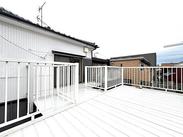 【一番空に近い場所】空が広がる屋上テラス、プライベート性の高い空間を楽しむと同時に朝焼けや星空を見ることで癒しを得ることが出来ます。パパの喫煙所としての使い方なんかも。。。？
