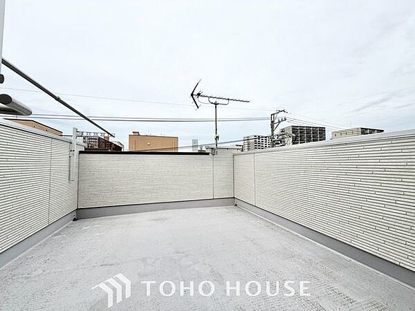 【始めようか天体観測】屋上のルーフバルコニーは周囲の街並を一望できる快適空間。夜は星空を眺めながらロマンチックなひと時を過ごすのも楽しそう。バーベキューや屋上ガーデニングなど楽しみ方は無限大。