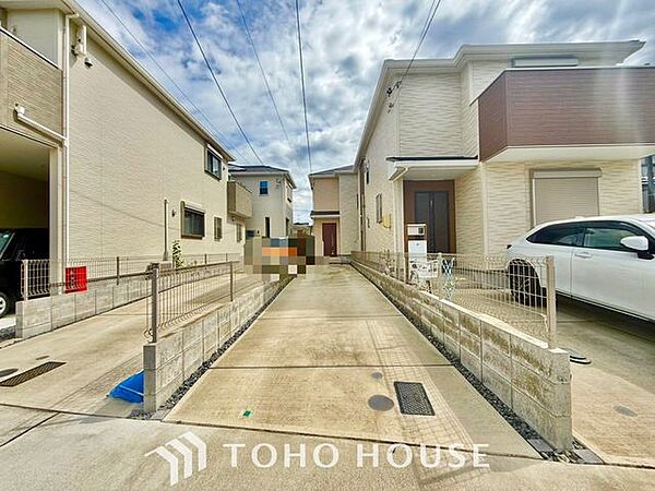 【愛車と過ごす、ゆとりある毎日を】敷地内に専用駐車スペースを確保。月極駐車場を探す手間や雨の日の移動ストレスから解放されます。出し入れしやすい空間が、あなたのアクティブなカーライフを足元から支えます。