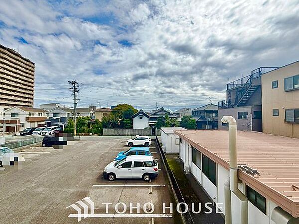 【四季を感じながら】手を伸ばせば触れることが出来そうな風景が、そのままインテリアになったような印象です。その豊かな眺望にふさわしい空間は、通風・採光も優れ、心地よい光と風が溢れます。