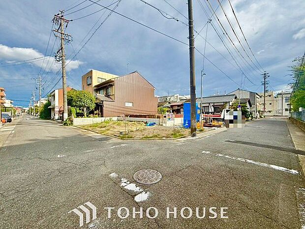 【未完成だからこそ、広がる理想のイメージ】外構工事が進む現在の様子は、住まいが命を吹き込まれる特別な瞬間。図面だけでは分からない光の入り方や周辺環境との調和を、現場でじっくり体感できます。