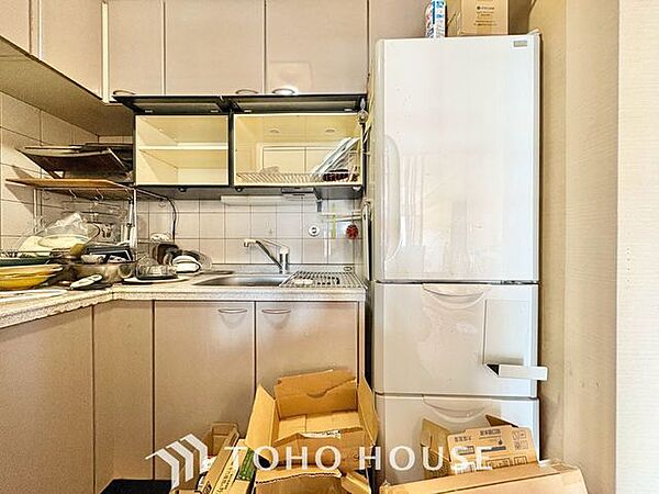 【夫婦でなかよく】作業スペースを多くとった対面キッチン。ふたり並んでキッチンに立っても調理がしやすくゆとりある広さ。食器類もすっきりと片付く収納力が期待できます。家事をしながら会話も弾みます。