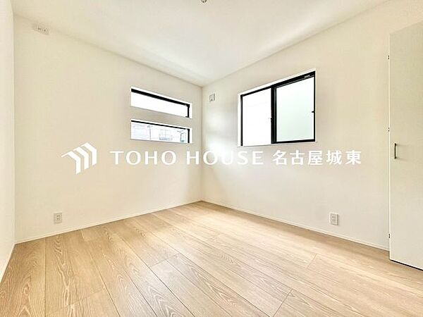 【毎日過ごす場所だから】清潔感あるホワイトの壁紙と温もり溢れるカラーの床材が見事に調和した居室。毎日の生活を少しでも快適に過ごして頂ける様、飽きの来ない雰囲気が大切です。