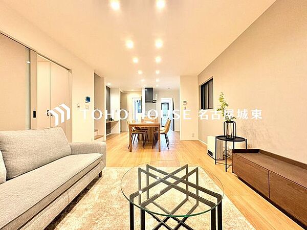 【快適な住空間】家族の暮らしに思いを馳せて、日常のワンシーンを表現したリビングダイニング。「ホワイトナチュラル」のテイストが、自然体で過ごせる心地良さを生み出しています。