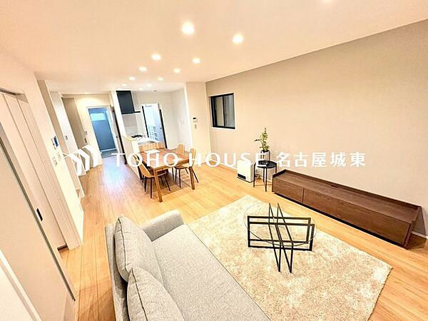 【楽しい我が家が一番】明るく開放的な空間が広がるリビングダイニング。室内には豊かな陽光が注ぎ込み、爽やかな住空間を演出。ホームパーティーでもゲストと一緒に料理を楽しみながら楽しい時間を過ごせそう。