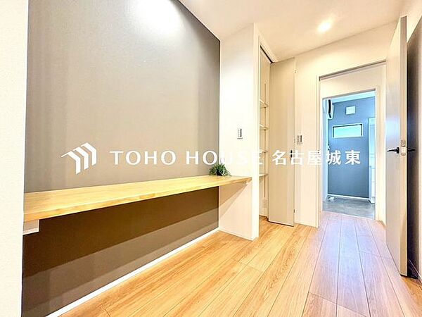 【自分だけの集中スイッチ。】洋室の一角に設けた機能的なワークスペース。テレワークや読書への深い集中を叶えます。仕事が終わればすぐに家族の待つ空間へ。理想の「職住近接」が一部屋に凝縮されています。