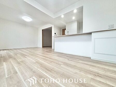 【楽しい我が家が一番】明るく開放的な空間が広がるリビングダイニング。室内には豊かな陽光が注ぎ込み、爽やかな住空間を演出。ホームパーティーでもゲストと一緒に料理を楽しみながら楽しい時間を過ごせそう。