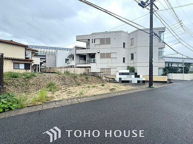 【街に溶け込む、新しい邸宅の誕生を最前列で】美しい外観デザインが姿を現し始める、建築中ならではの期待感。足場が外れた瞬間の感動は格別です。工事中でも内覧予約受付中。