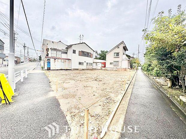 【未完成だからこそ、広がる理想のイメージ】外構工事が進む現在の様子は、住まいが命を吹き込まれる特別な瞬間。図面だけでは分からない光の入り方や周辺環境との調和を、現場でじっくり体感できます。