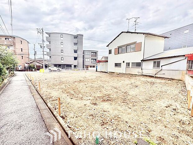 【街に溶け込む、新しい邸宅の誕生を最前列で】美しい外観デザインが姿を現し始める、建築中ならではの期待感。足場が外れた瞬間の感動は格別です。工事中でも内覧予約受付中。