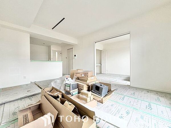 【楽しい我が家が一番】明るく開放的な空間が広がるリビングダイニング。室内には豊かな陽光が注ぎ込み、爽やかな住空間を演出。ホームパーティーでもゲストと一緒に料理を楽しみながら楽しい時間を過ごせそう。