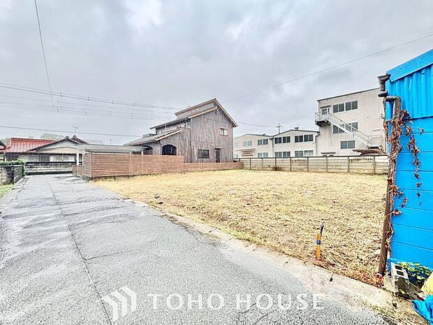 【未完成だからこそ、広がる理想のイメージ】外構工事が進む現在の様子は、住まいが命を吹き込まれる特別な瞬間。図面だけでは分からない光の入り方や周辺環境との調和を、現場でじっくり体感できます。