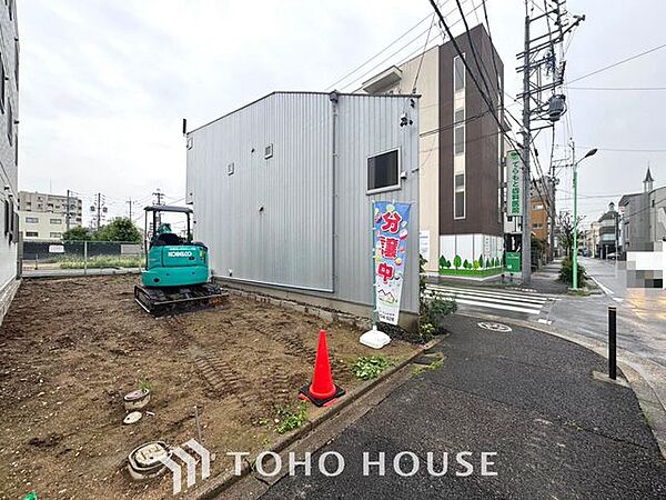【未完成だからこそ、広がる理想のイメージ】外構工事が進む現在の様子は、住まいが命を吹き込まれる特別な瞬間。図面だけでは分からない光の入り方や周辺環境との調和を、現場でじっくり体感できます。