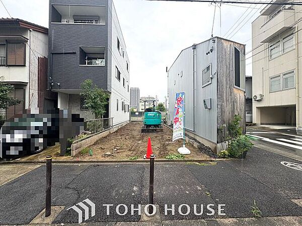 【街に溶け込む、新しい邸宅の誕生を最前列で】美しい外観デザインが姿を現し始める、建築中ならではの期待感。足場が外れた瞬間の感動は格別です。工事中でも内覧予約受付中。