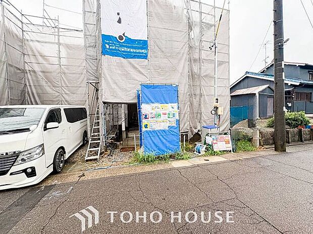 【未完成だからこそ、広がる理想のイメージ】外構工事が進む現在の様子は、住まいが命を吹き込まれる特別な瞬間。図面だけでは分からない光の入り方や周辺環境との調和を、現場でじっくり体感できます。