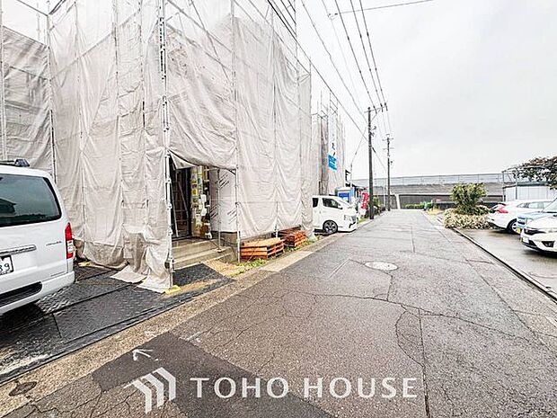 【街に溶け込む、新しい邸宅の誕生を最前列で】美しい外観デザインが姿を現し始める、建築中ならではの期待感。足場が外れた瞬間の感動は格別です。工事中でも内覧予約受付中。