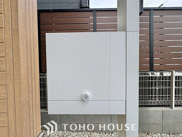 【鍵付きセーフティポスト】ダイヤル錠（またはシリンダー錠）完備で、大切な郵便物もしっかりガード。プライバシーに配慮された設計で外出中も安心です。機能性とセキュリティを兼ね備えた、住まいの窓口です。
