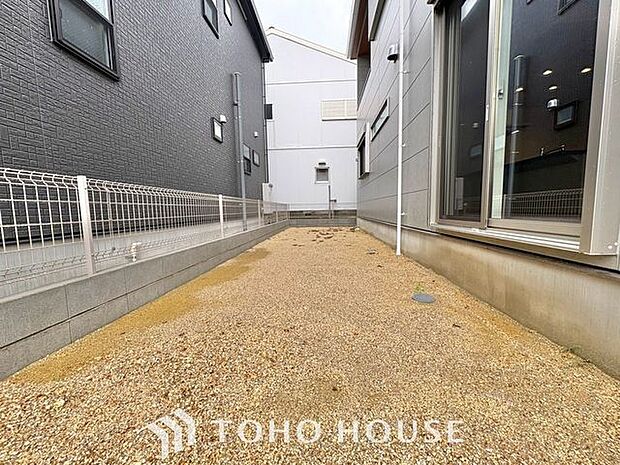 【まちどおしい休日】入居後しばらくは庭いじりやガーデニングに勤しむ事になるかもしれません。『どんなお庭に仕上げるか？』新生活に付きまとう楽しい悩みのひとつ。ウッドデッキの新設等もご相談下さい。