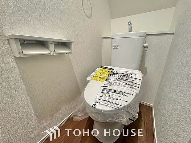 【快適仕様の空間】ホワイトで統一された清潔感ある空間。スペースの節約ができ、ゆったりとした空間が確保できています。便利な収納棚も設置した、使いやすさを重視する造りになっております。