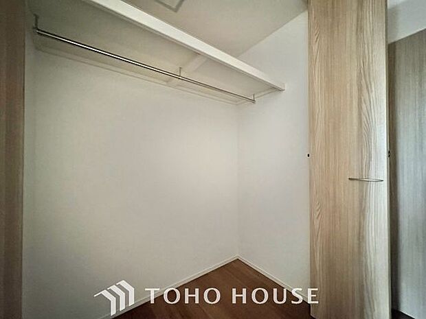 【各居室にしっかり】居室にはクローゼットを完備し、自由度の高い家具の配置が叶うシンプルな空間です。お子様の成長に必要となる子供部屋を与えるにはぴったりの間取りですね。